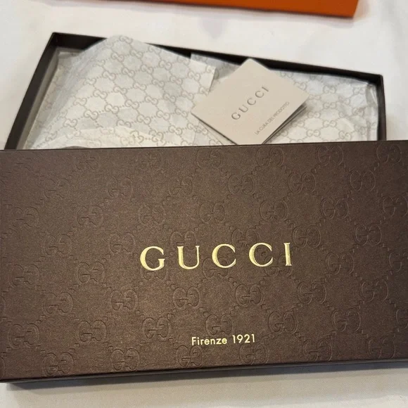 Authentic Gucci Tan Monogram Zippy Wallet - Picture 15 of 15